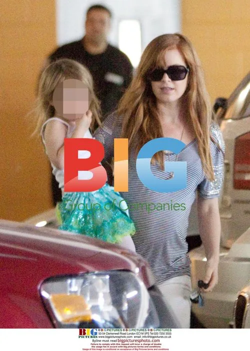 Isla Fisher & Daughter Attend Dance Class
