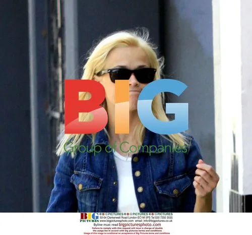 Reese Whitherspoon Shopping in Hollywood