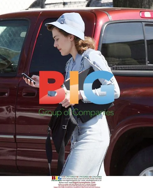 Guy Pearce and Kate Winslet on 'Mildred Pierce' set