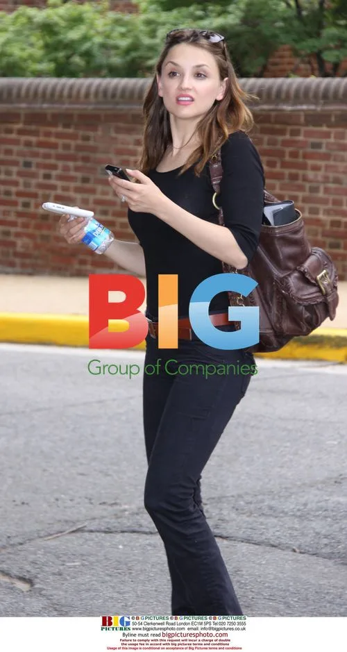 Rachael Leigh Cook visits Washington, DC school