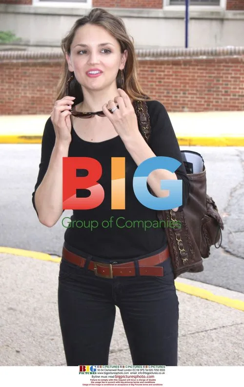 Rachael Leigh Cook visits school in Washington, DC
