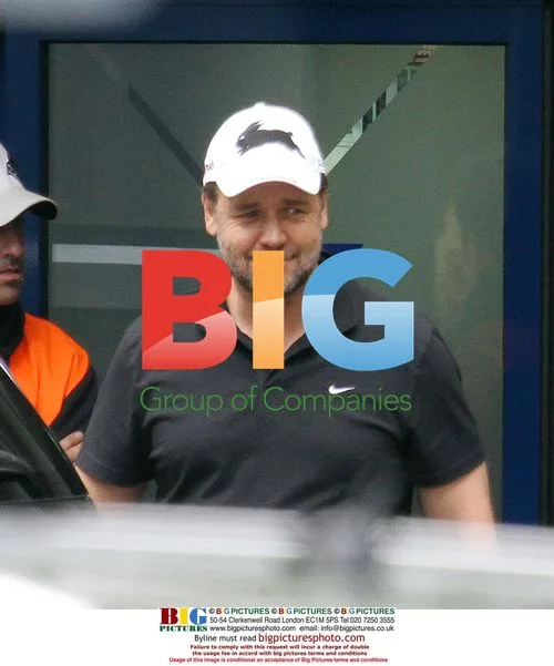 Russell Crowe Waves in Milan