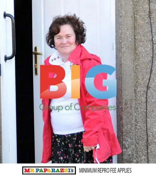 Susan Boyle with security guard at shopping centre