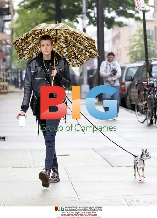 Agyness Deyn shops with dog in NYC