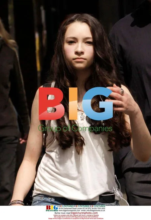 Twilight stars Cameron Bright and Jodelle Ferland shopping
