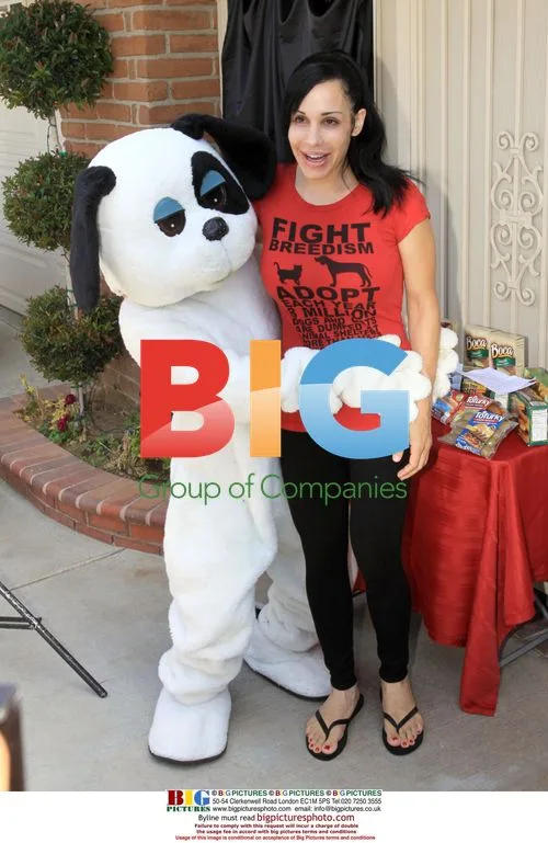 Octomom Unveils PETA Banner
