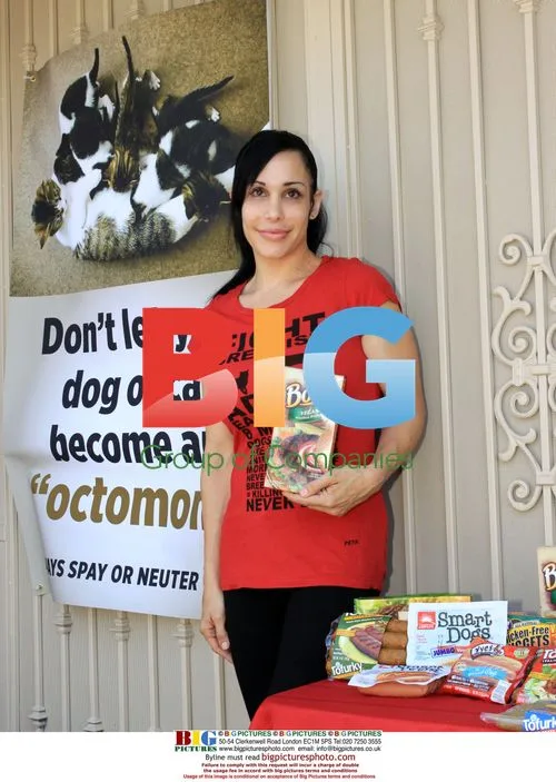 Octomom unveils Peta birth control banner