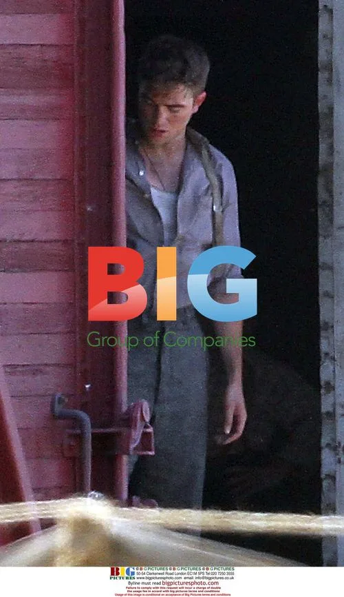 Robert Pattinson on "Water For Elephants" Set