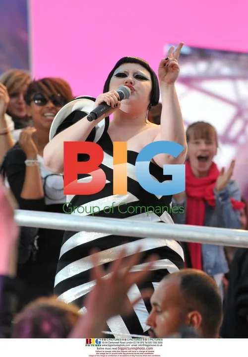 Beth Ditto on \"Le Grand Jouernal\"