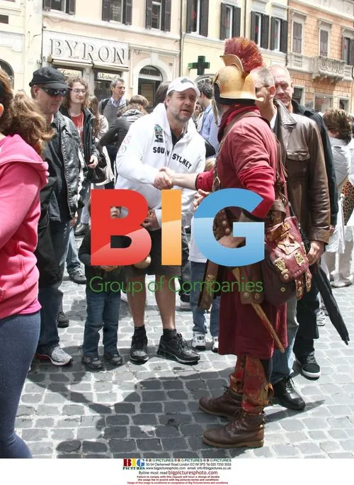 Russell Crowe and family explore Rome