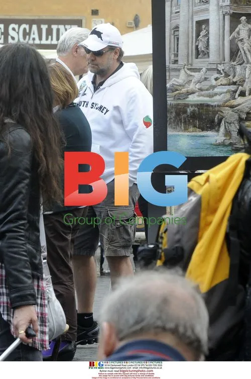 Russell Crowe and Family Sightseeing in Rome