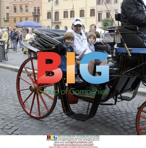 Russell Crowe and family enjoy sightseeing in Rome