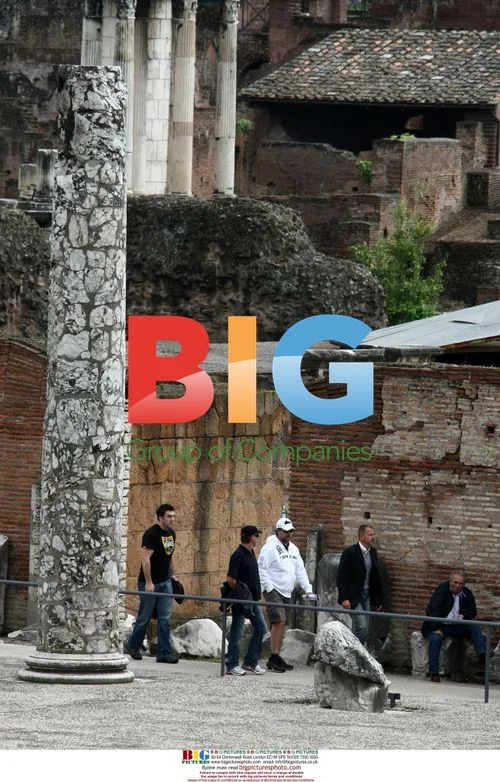 Russell Crowe and Family Sightseeing in Rome