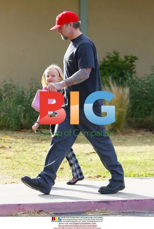 Jesse James dropping off kids