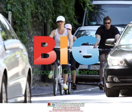 Jose Mourinho goes shopping with family