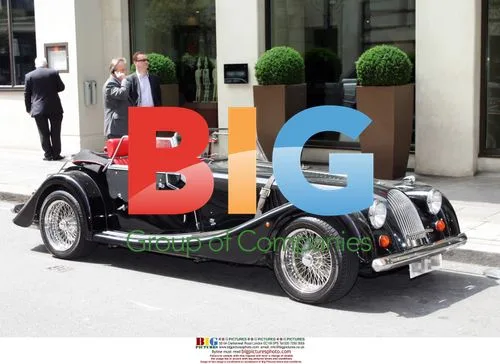 Jonathan Ross driving in London