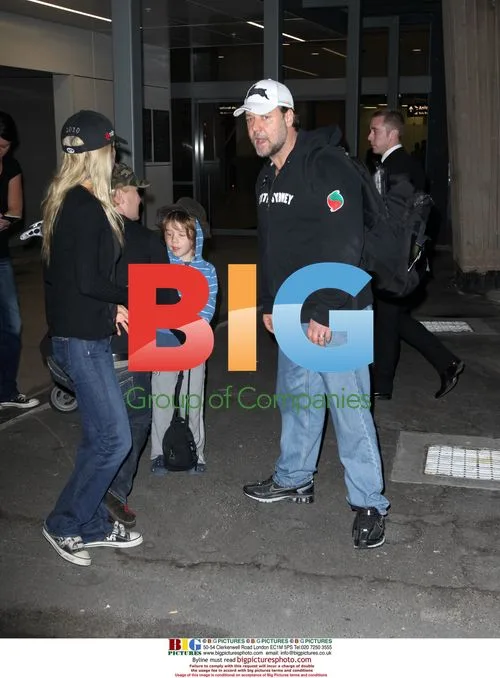 Russel Crowe and family arrive at Sydney airport
