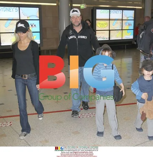 Russel Crowe and Family Arrive in Sydney