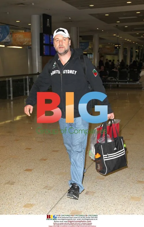 Russel Crowe and Family Arrive in Sydney