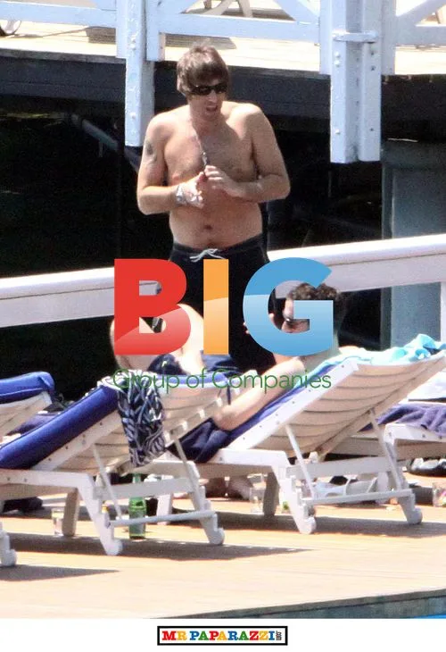 Liam Gallagher and Friends Relax in Italy