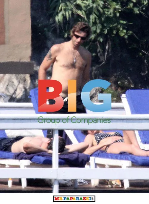 Liam Gallagher and Friends Relax in Italy