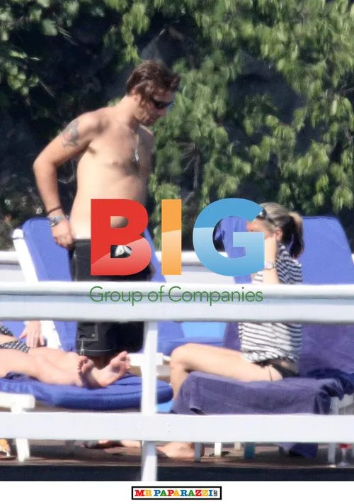 Liam Gallagher, Nicole Appleton, and Friends Vacation in Italy