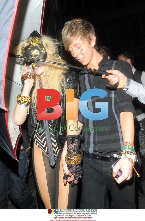 Pixie Lott Celebrates End of Rihanna Tour