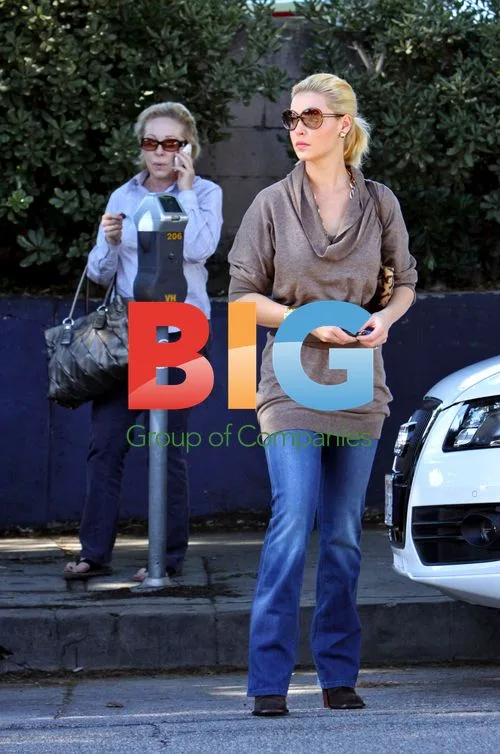 Katherine Heigl and mom leave LA restaurant