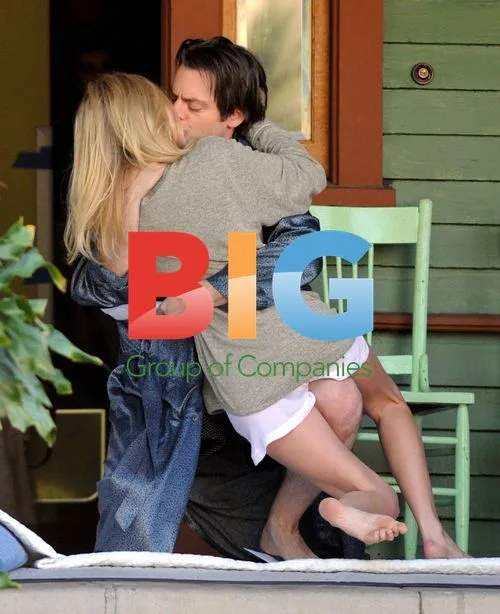 Kate Bosworth and Justin Kirk Kissing on Set