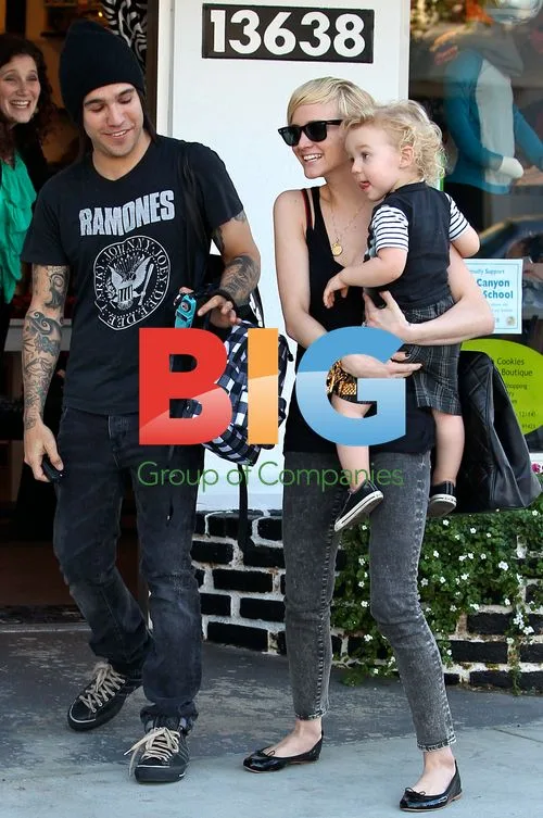 Pete Wentz and Ashlee Simpson-Wentz Shopping with Bronx
