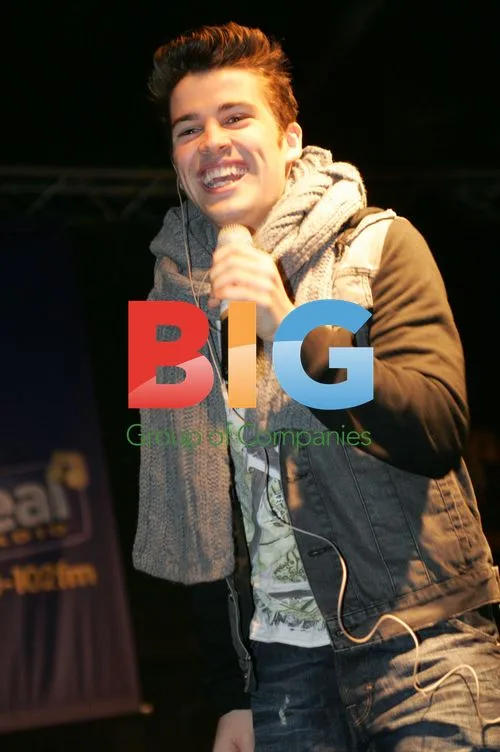 Joe McElderry Enjoys Guy Fawkes Night
