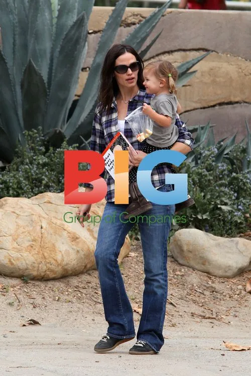 Jennifer Garner and daughter shopping