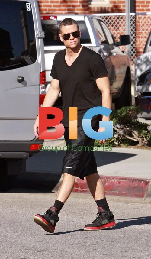 Mark Salling on Glee set