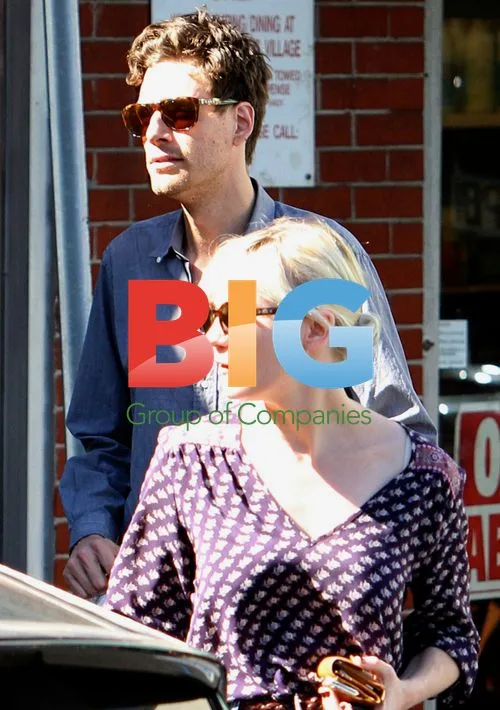 Kirsten Dunst and Jason Boesel Get Cozy