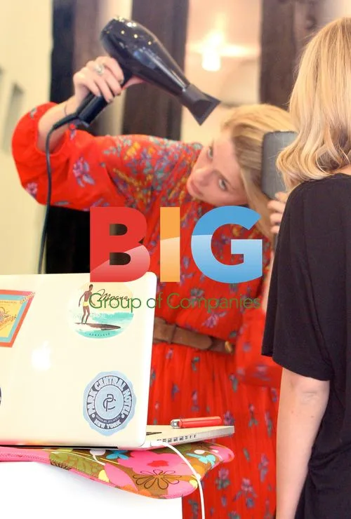 Mischa Barton Visits Warren Tricomi Salon