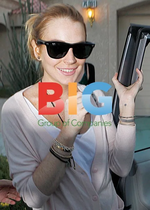 Lindsay Lohan Appears in Good Mood for Dinner