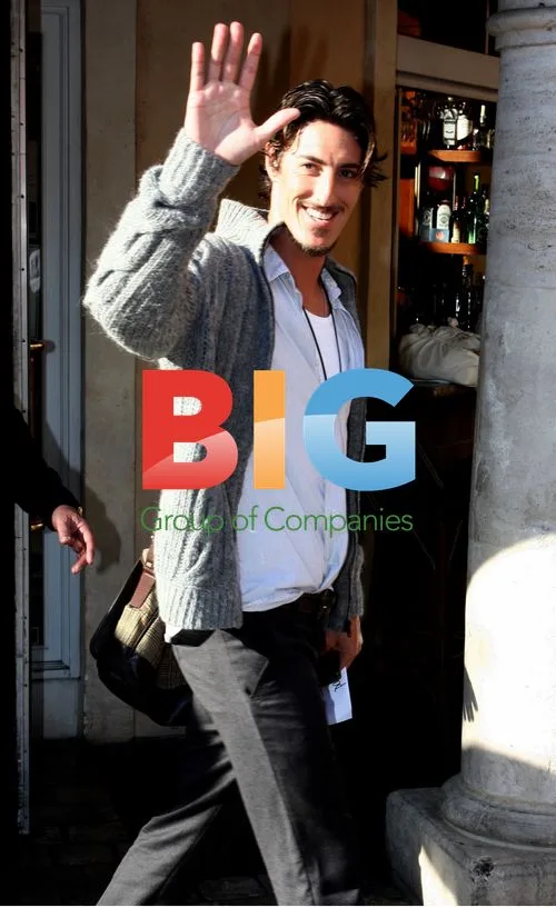 Eric Balfour visits 'Extra' in Los Angeles