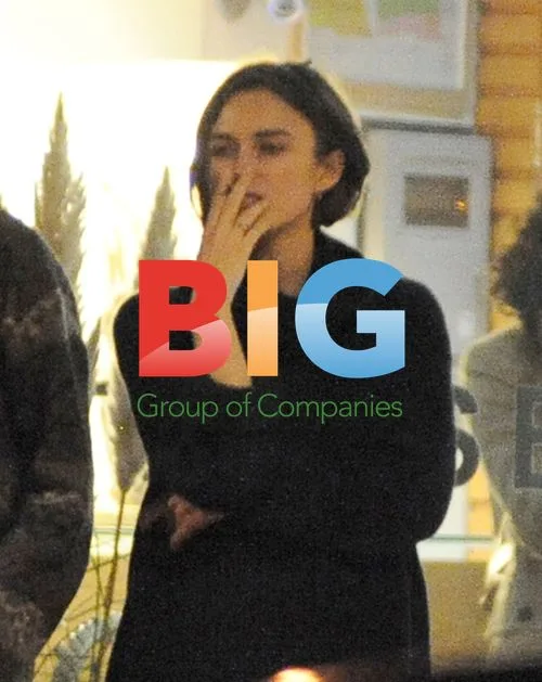 Keira Knightley Dines with Friends in Padstow