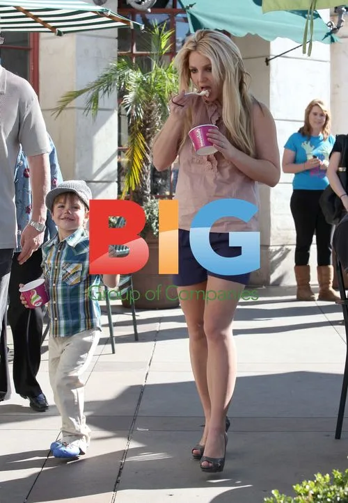 Britney Spears gets frozen yogurt with son