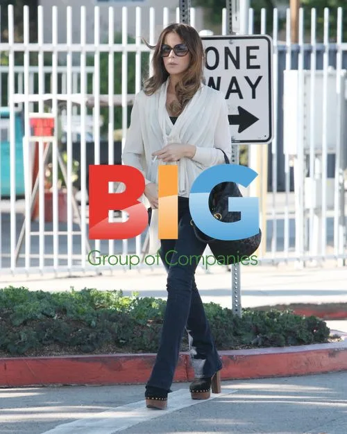 Kate Beckinsale Gets Pizza with Family