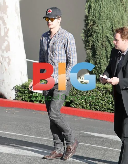 Hayden Christensen Grabs Lunch in Beverly Hills