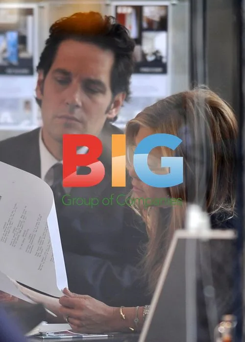 Jennifer Aniston and Paul Rudd on set of Wanderlust