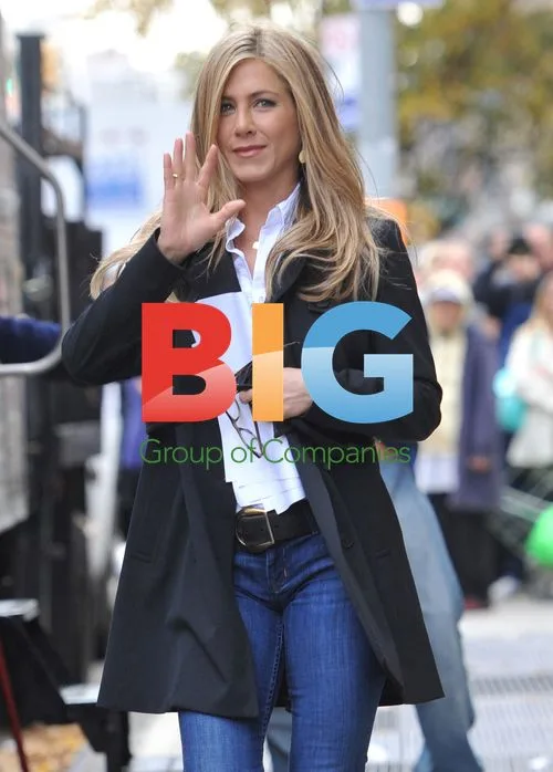Jennifer Aniston on set of 'Wanderlust'