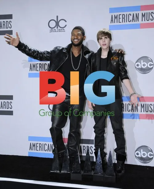 Usher and Justin Beiber at AMAs 2010