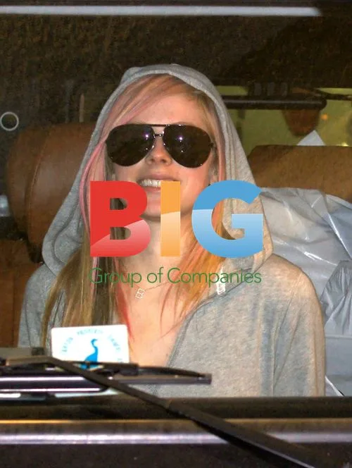 Avril Lavigne and Mom at Bed Bath & Beyond