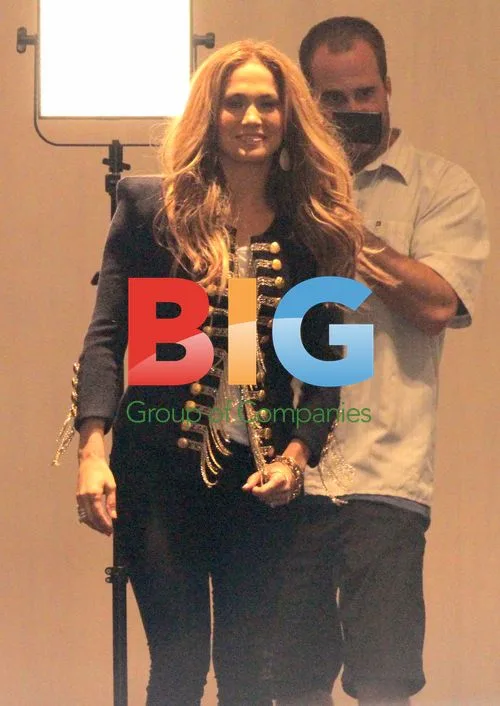 Jennifer Lopez and Ryan Seacrest on set