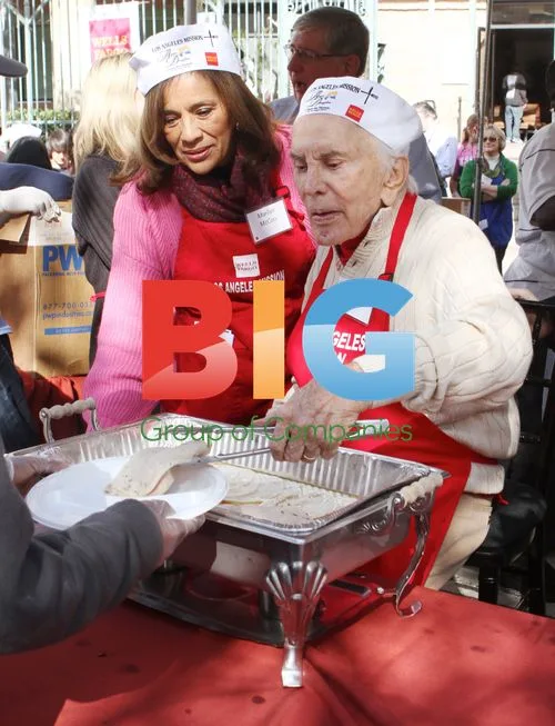 Kirk Douglas serves Thanksgiving at LA Mission