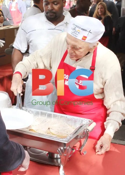 Kirk Douglas and Mayor Villaraigosa at Thanksgiving Feast