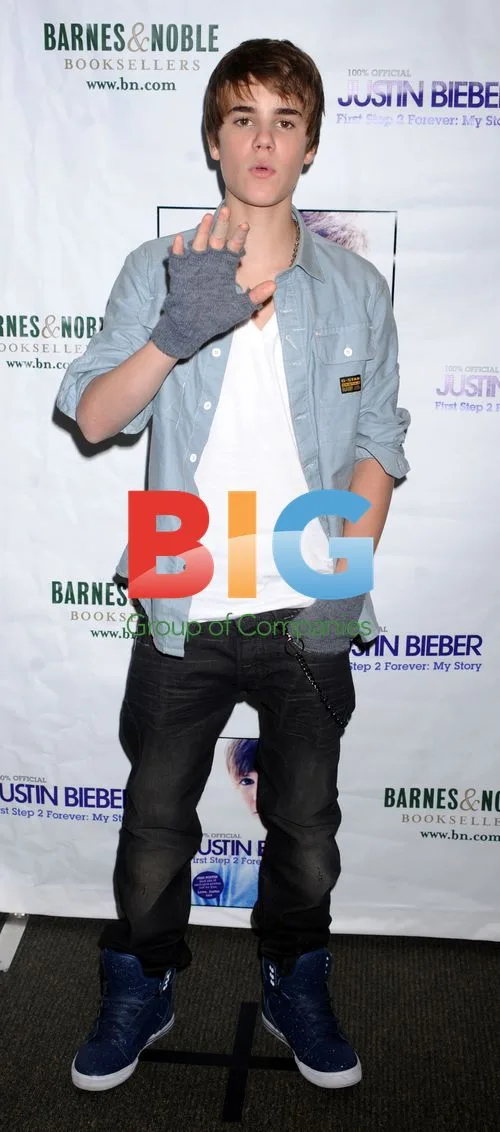 Justin Bieber Signs New Book