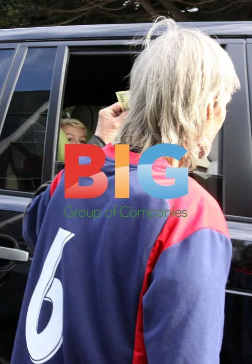 Gwen Stefani and Son Get Manicures, Give to Homeless